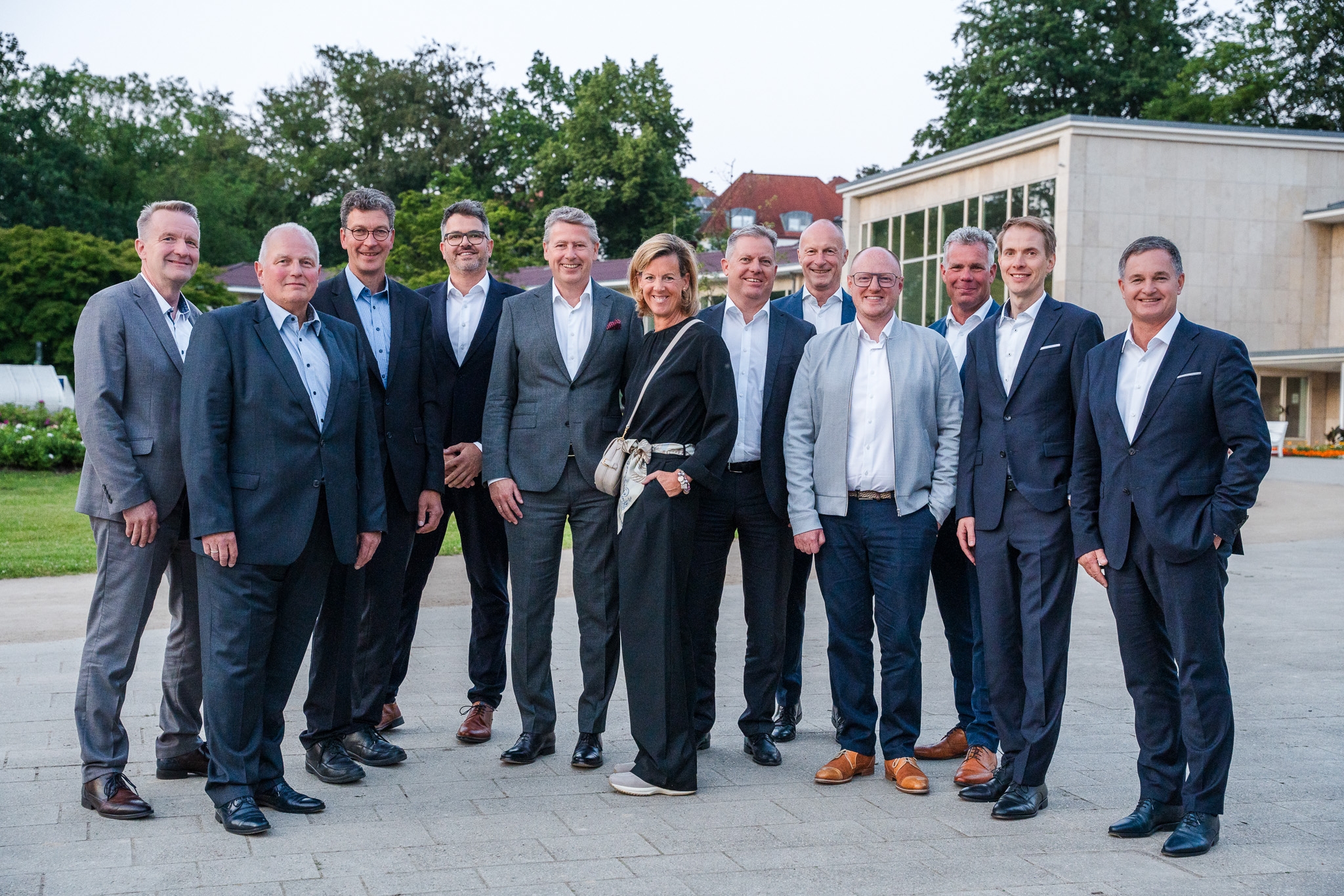 von links: Ulrich Backhaus (stellv. Vorsitzender des Aufsichtsrates), Uwe Deppe (ehemaliges Mitglied des Aufsichtsrates), Lutz Brakemeier (Mitglied des Aufsichtsrates), Jens Strate (Mitglied des Aufsichtsrates), Robert Horstbrink (Vorsitzender des Aufsichtsrates), Dr. Dörte Oest (Mitglied des Aufsichtsrates), Sven Kaiser (Mitglied des Aufsichtsrates), Stefan Titho (Mitglied des Aufsichtsrates), Dr. Jan Schürmans (neues Mitglied des Aufsichtsrates), Jobst-Wilhelm Friedrichsmeier (Mitglied des Aufsichtsrates), Matthias Smit (Vorstand) und Matthias Kruse (Vorstandssprecher)